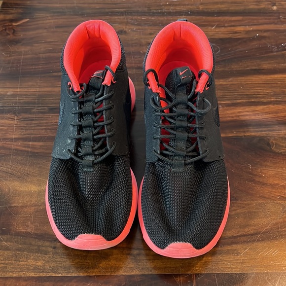 Nike Roshe Run Mid - Black\Atomic Red - Picture 2 of 3